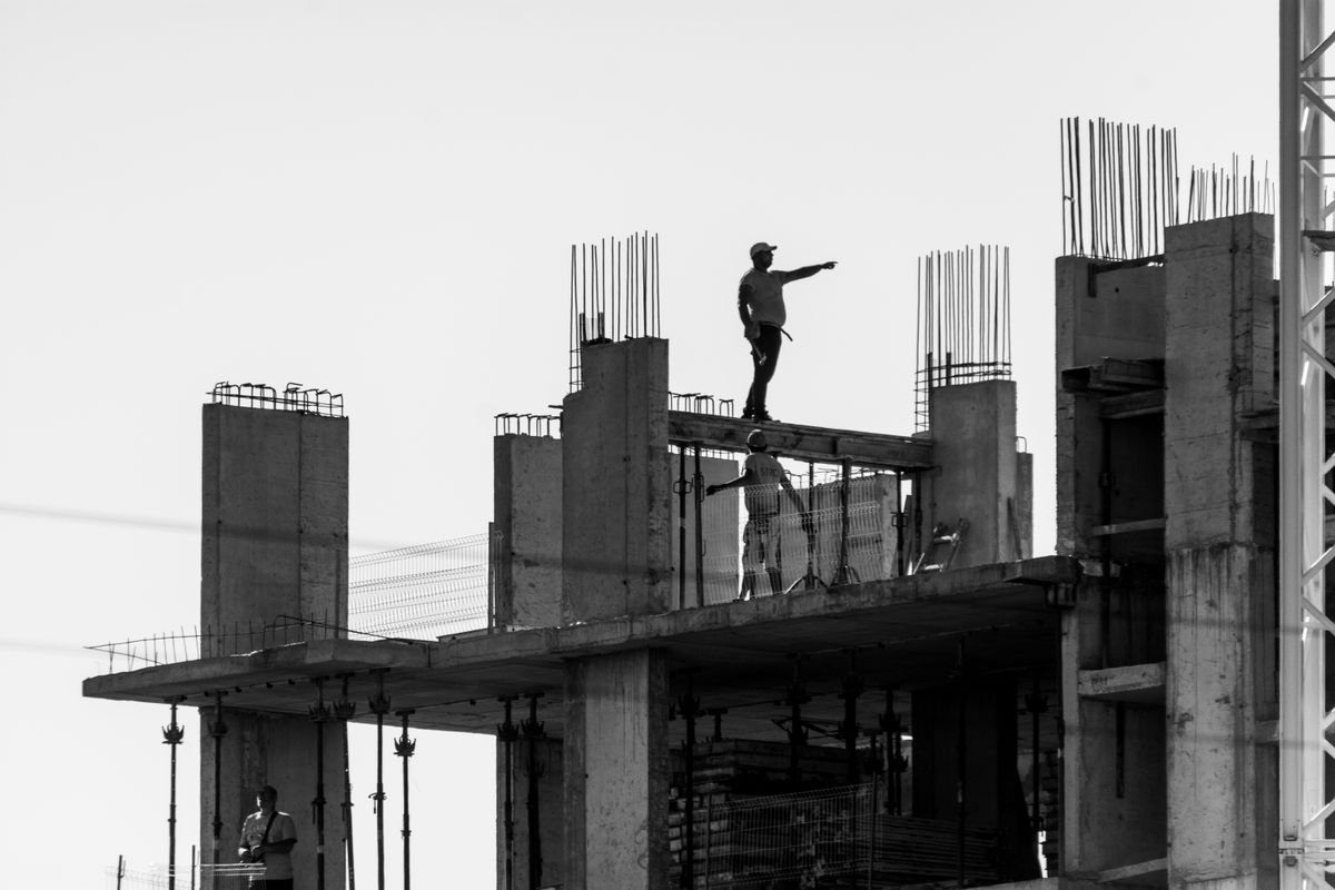 Lesión en la construcción: compensación laboral y demanda a terceros, cómo cobrar por las dos vías (2026)